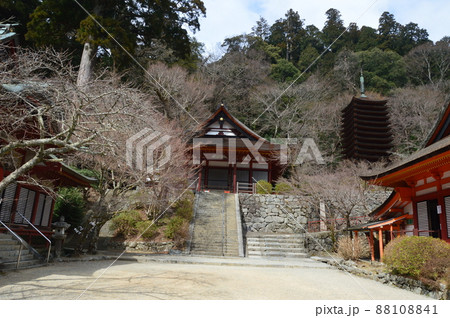 「権殿(左)」「十三重塔(中央)」「神廟拝所(右)」（談山神社／奈良県桜井市多武峰） 88108841