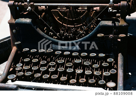 Antique rusted typewriter Antique rusted typewriter 88109008