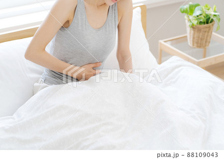 腹痛の女性　パーツカット 88109043