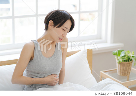 体調不良の女性 88109044