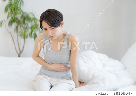 体調不良の女性 88109047