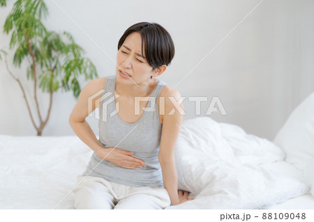 体調不良の女性 88109048