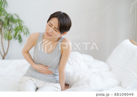 体調不良の女性 88109049