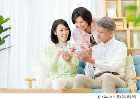 スマホを操作する親子 家族団欒 仲良し親子 スマホを操作する親子 家族団欒 仲良し親子 88109249