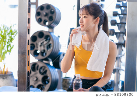 スポーツジムでトレーニングする若い女性 スポーツジムでトレーニングする若い女性 88109300