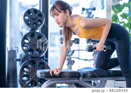 スポーツジムでトレーニングする若い女性 88109430