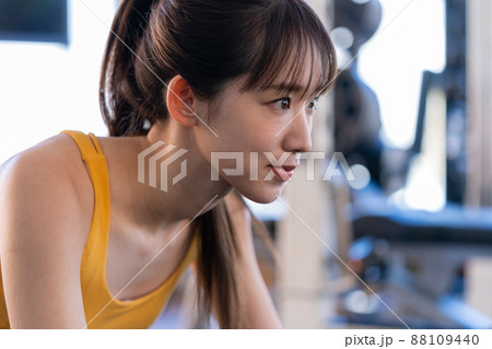 スポーツジムでトレーニングする若い女性 88109440