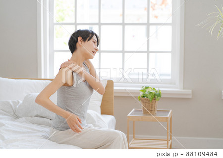 体調不良の女性 88109484