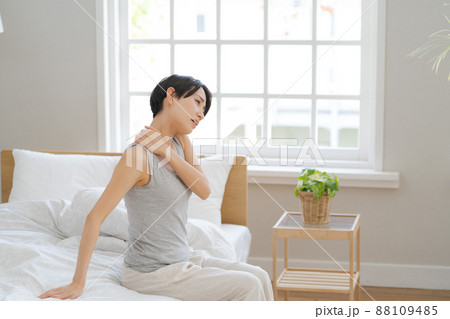 体調不良の女性 88109485