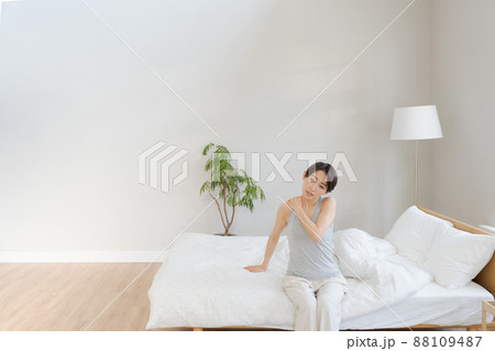 体調不良の女性 体調不良の女性 88109487