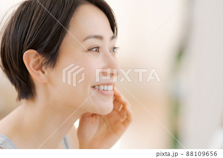 歯のチェック　ミドル女性 88109656