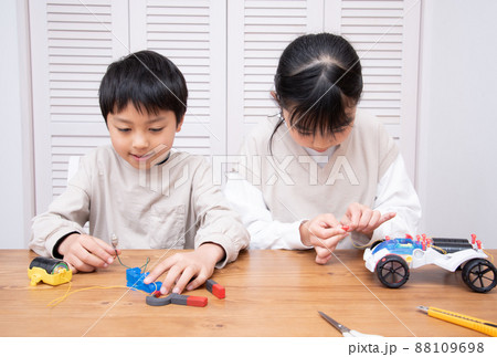 自宅で自由研究をする小学生の男の子と女の子 自宅で自由研究をする小学生の男の子と女の子 88109698