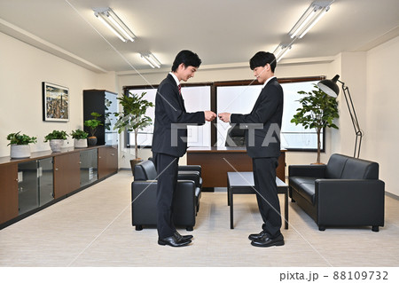 名刺交換をする二人の男性 名刺交換をする二人の男性 88109732