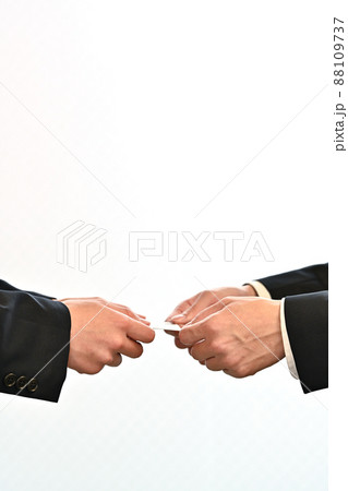 名刺交換する男性の手元 名刺交換する男性の手元 88109737