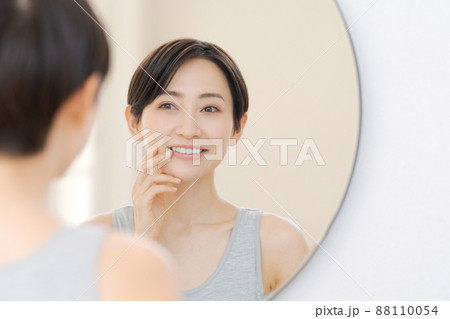 歯のチェック　ミドル女性 88110054