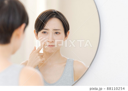 肌の悩み 30代女性 肌の悩み 30代女性 88110254