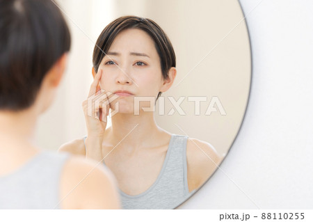肌の悩み　30代女性 88110255