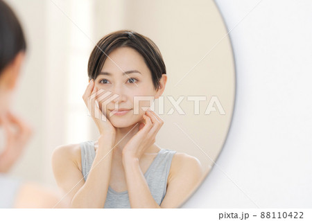 鏡を見る女性 美容 鏡を見る女性 美容 88110422