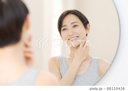 鏡を見る女性　美容 88110426