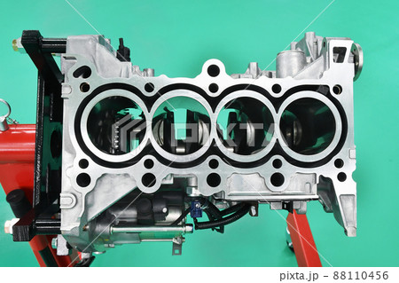 4気筒エンジンのシリンダーブロック 88110456