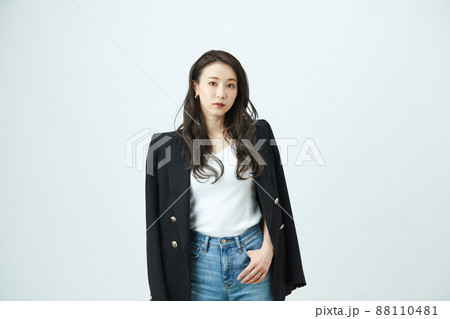 ファッション　若い女性 88110481