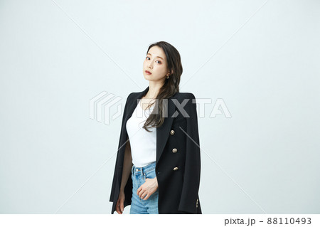 ファッション　若い女性 88110493