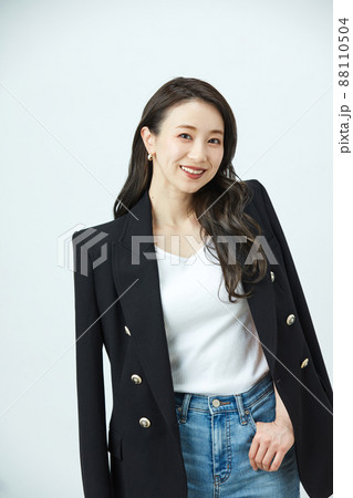 ファッション　若い女性 88110504