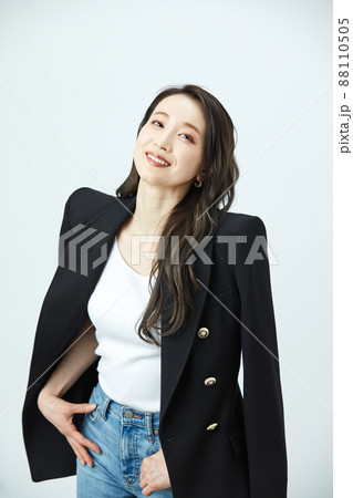ファッション　若い女性 88110505