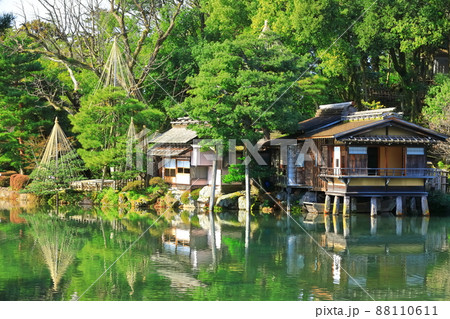 【石川県】晴天下の兼六園 霞ヶ池と内橋亭 【石川県】晴天下の兼六園 霞ヶ池と内橋亭 88110611