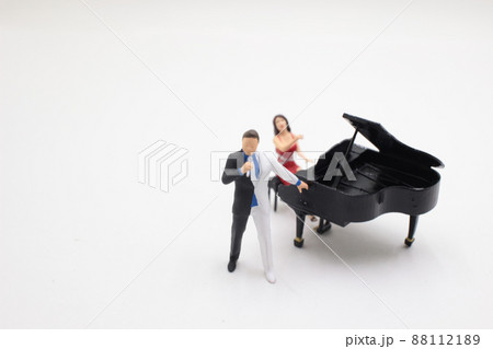 a mini figure play mini piano with the singer a mini figure play mini piano with the singer 88112189