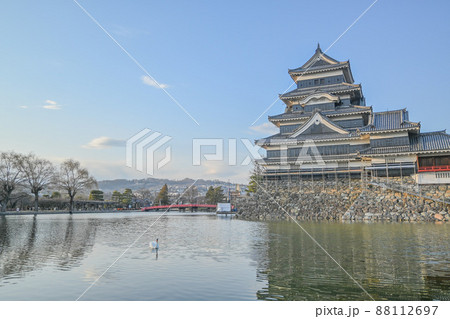 長野県松本市 晴天のもと松本城と水面に浮かぶ一羽の白鳥を眺める 長野県松本市 晴天のもと松本城と水面に浮かぶ一羽の白鳥を眺める 88112697