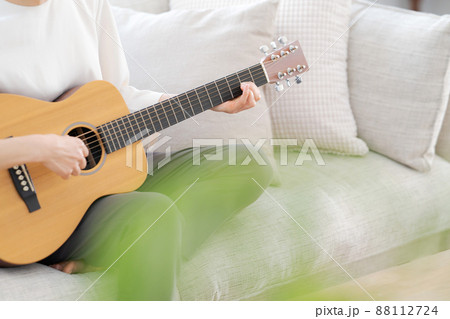 ギターを弾く女性 パーツカット ギターを弾く女性 パーツカット 88112724