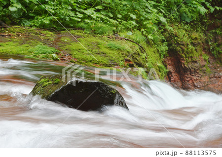 赤岩の滝(北海道・西興部村) 赤岩の滝(北海道・西興部村) 88113575