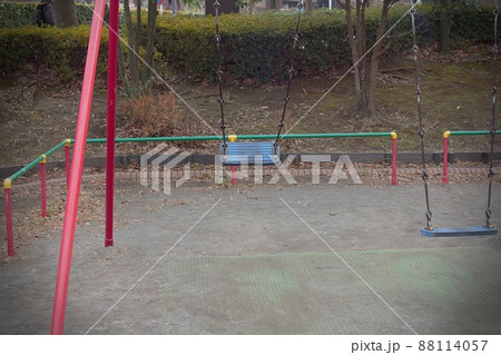 揺れる公園のブランコ 88114057