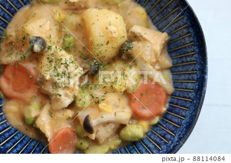 野菜たっぷり鶏肉のトマトクリームシチュー 野菜たっぷり鶏肉のトマトクリームシチュー 88114084