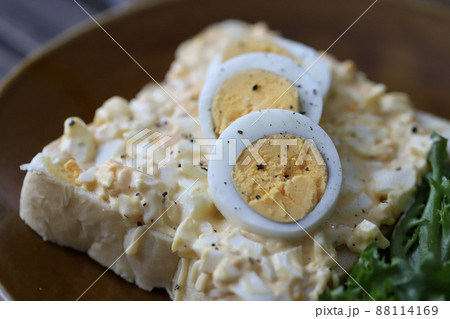 たっぷりタマゴのオープンサンド　のっけパン 88114169