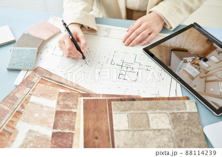 家の内装を考えるアジア人インテリアデザイナー 88114239