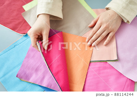 色の組み合わせを考えるアジア人カラーコーディネーター 88114244