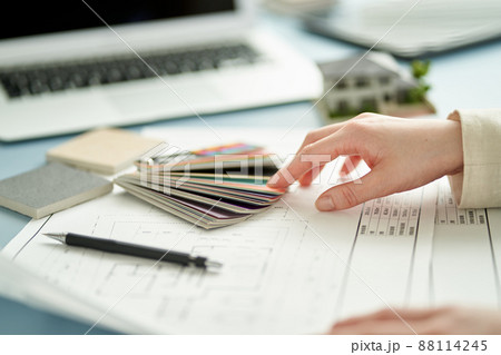 住宅の設計をするアジア人の女性建築士 88114245