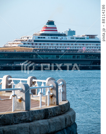 山下公園から見える大桟橋の飛鳥 88114286