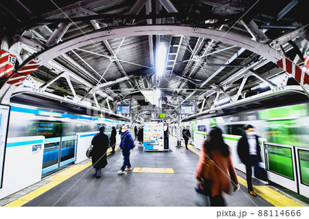 神田駅の人々 神田駅の人々 88114666