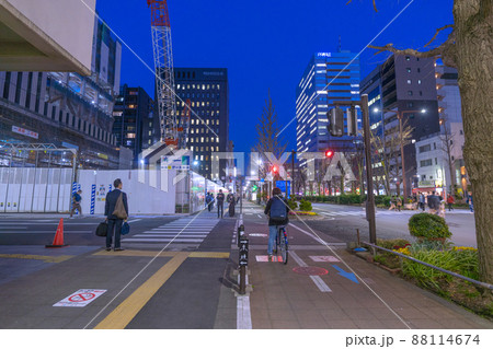 日本の川崎都市景観　川崎市新本庁舎の新築工事や自転車レーンなどを望む 88114674