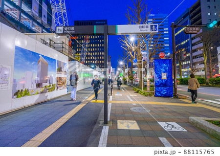 日本の川崎都市景観 コロナ禍…自転車レーン川崎と歩行者レーン（左は川崎市新本庁舎の新築工事） 88115765