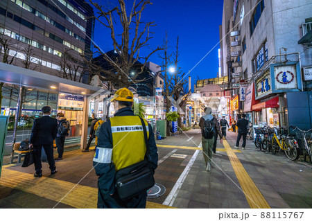 日本の川崎都市景観 自転車は駐輪所へ…川崎駅前自転車問題…（奥の右側は銀座街、左側に銀柳街） 88115767