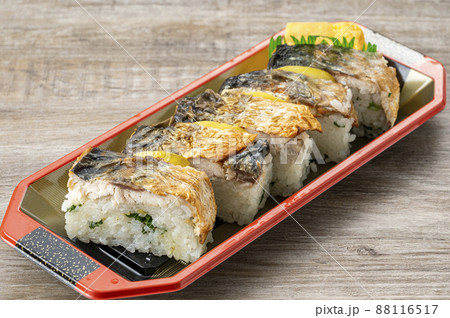 トレーに入った焼き鯖寿司 88116517