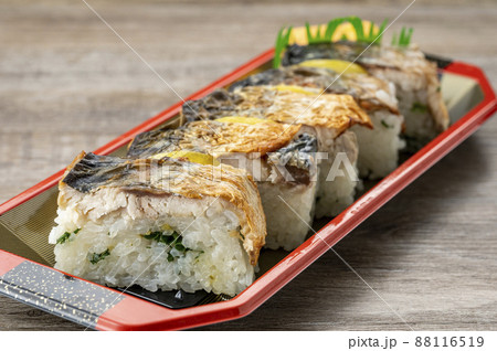 トレーに入った焼き鯖寿司 88116519