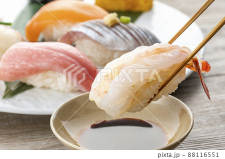 皿に盛った握り寿司 皿に盛った握り寿司 88116551