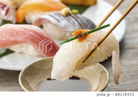 皿に盛った握り寿司 皿に盛った握り寿司 88116555