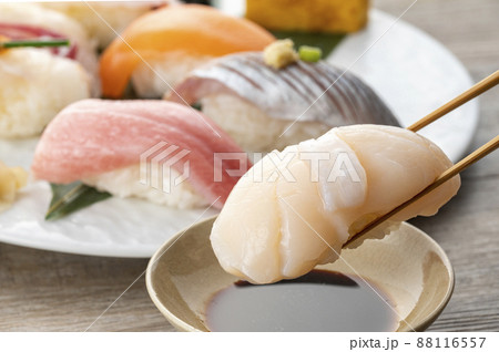 皿に盛った握り寿司 88116557