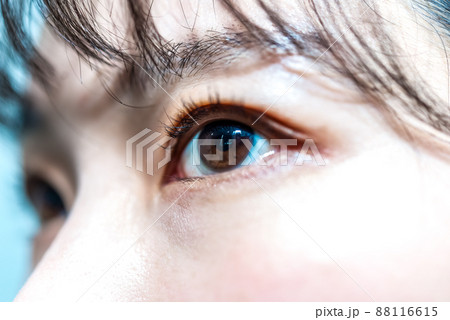働くビジネスウーマンの瞳のアップ 働くビジネスウーマンの瞳のアップ 88116615